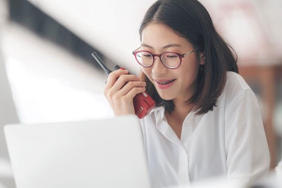 Utilização de rádio comunicador em escola