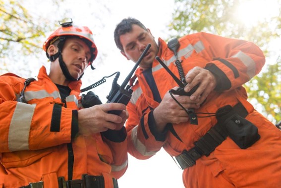 Equipes de emergência com rádios comunicadores